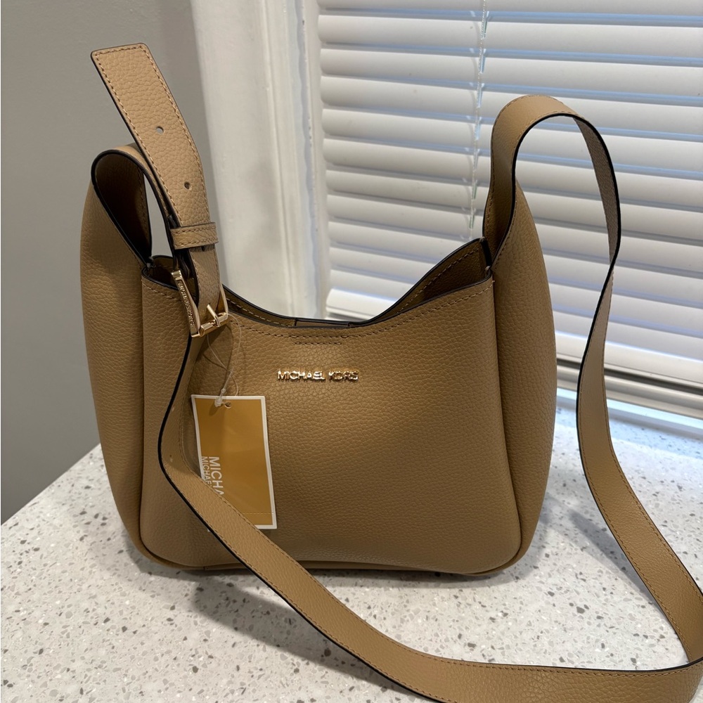 NWT Michael Kors Birch Medium Pebbled Leather Messenger Bag in Camel - Picture 5 of 13